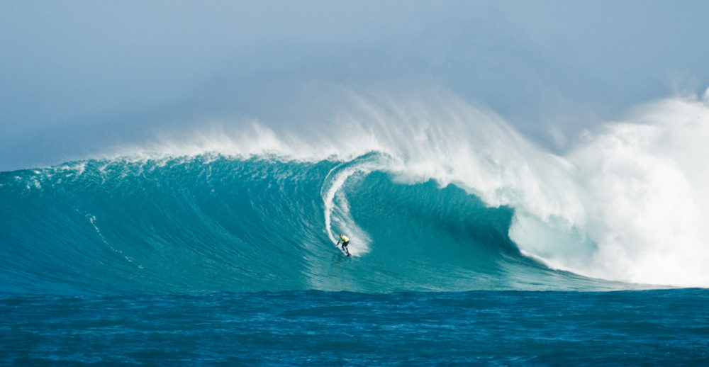 surfista_de_big_wave-1000x518 - Las mejores playas para surfear como un profesional