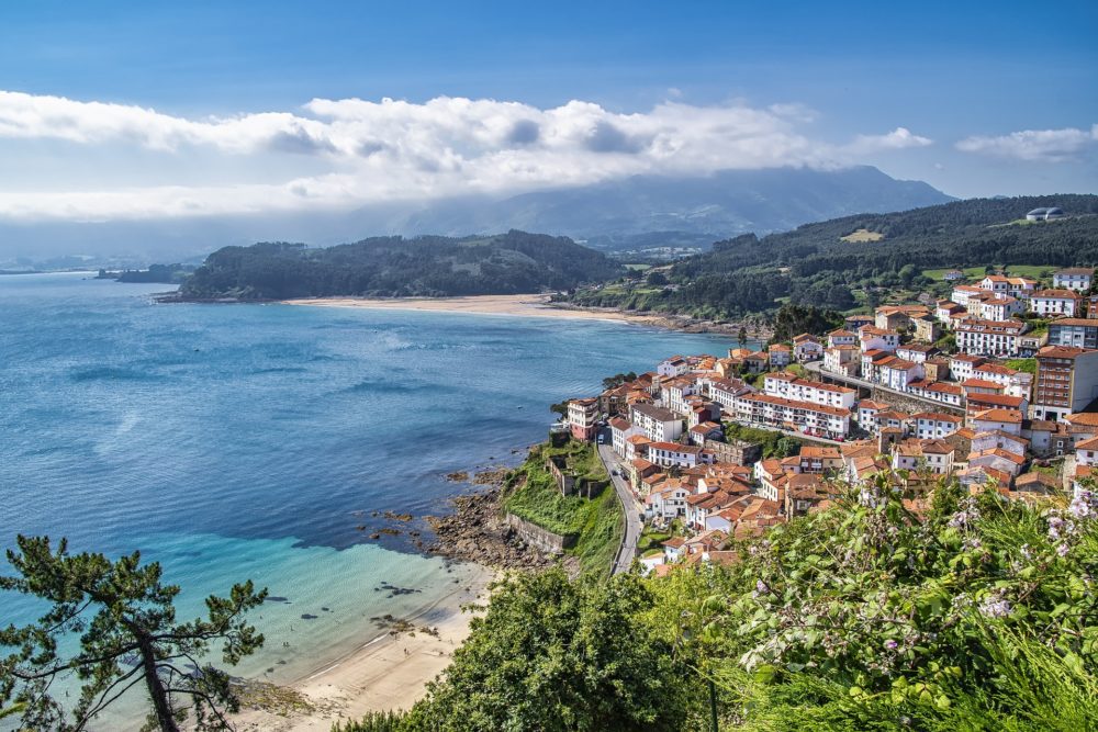 El hermoso pueblito costero de Asturias con preciosas playas y un restaurante con estrella Michelin