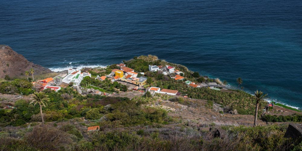 Agulo_Wikimedia_Commons_Bengt-Nyman-1000x500 - Es uno de los pueblos más bonitos de España, está rodeado de paisajes de cuento y empedradas callecitas