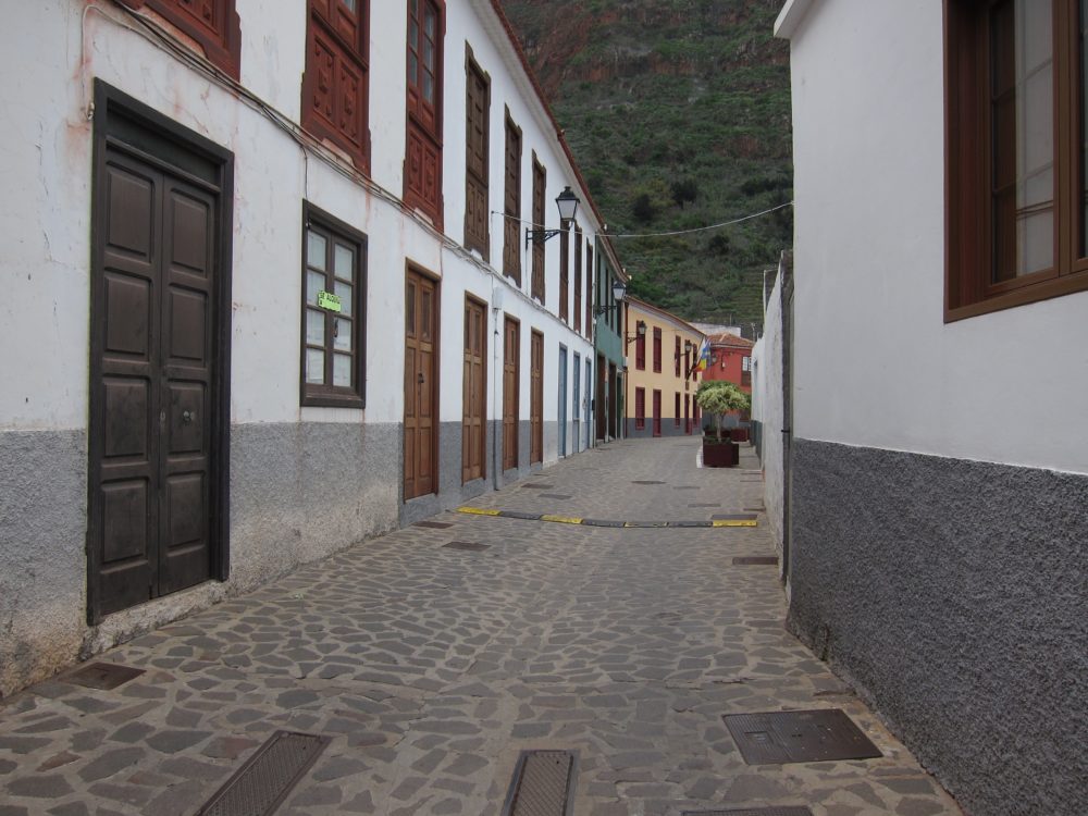 Agulo_Wikimedia_Commons_Jukka-1000x750 - Es uno de los pueblos más bonitos de España, está rodeado de paisajes de cuento y empedradas callecitas