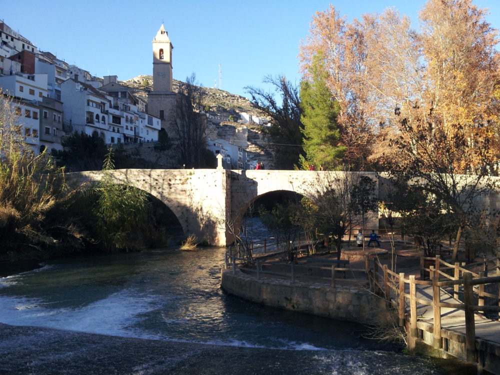 Alacala_del_jucar_Wikimedia_Commons_Millars-1000x750 - El pintoresco pueblo de Albacete con un gran castillo, cuevas y bellos paisajes