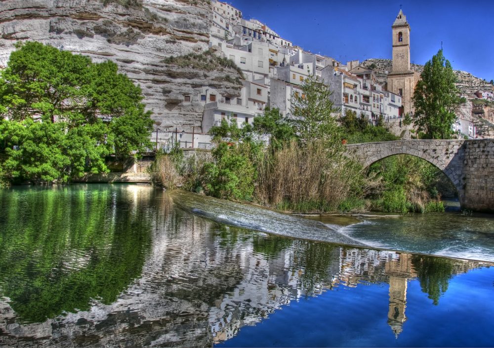 El pintoresco pueblo de Albacete con un gran castillo, cuevas y bellos paisajes