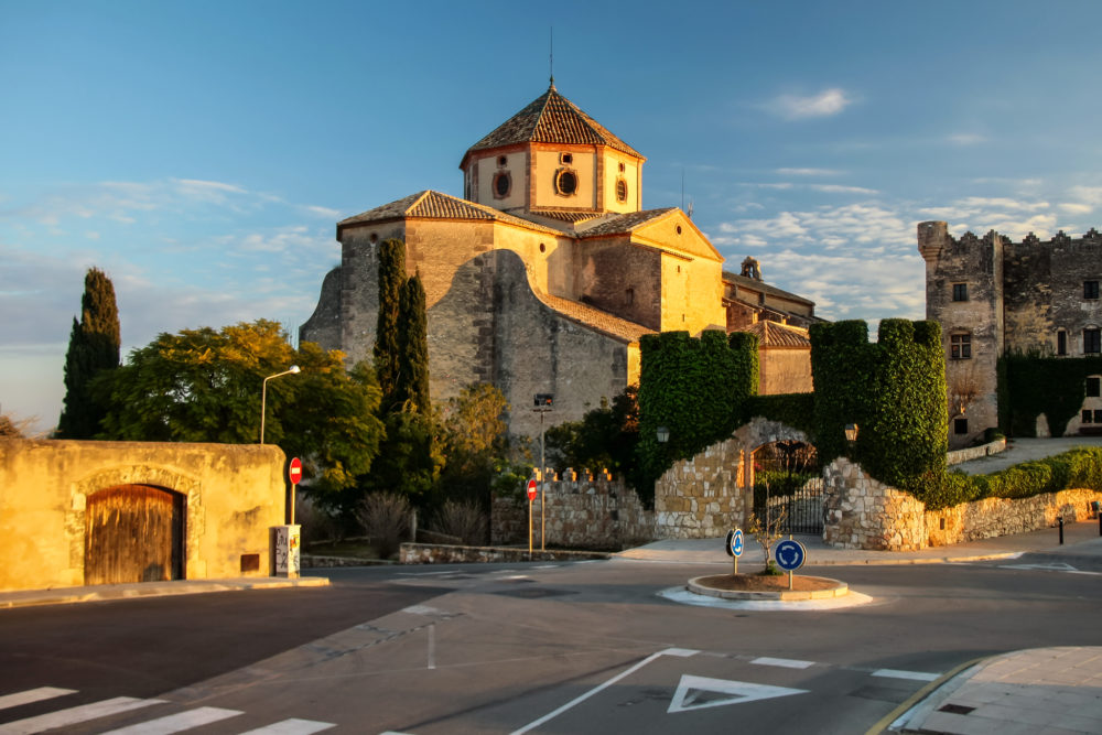 Es uno de los pueblos más bonitos de Tarragona, tiene un castillo, playas alucinantes y una curiosa villa romana