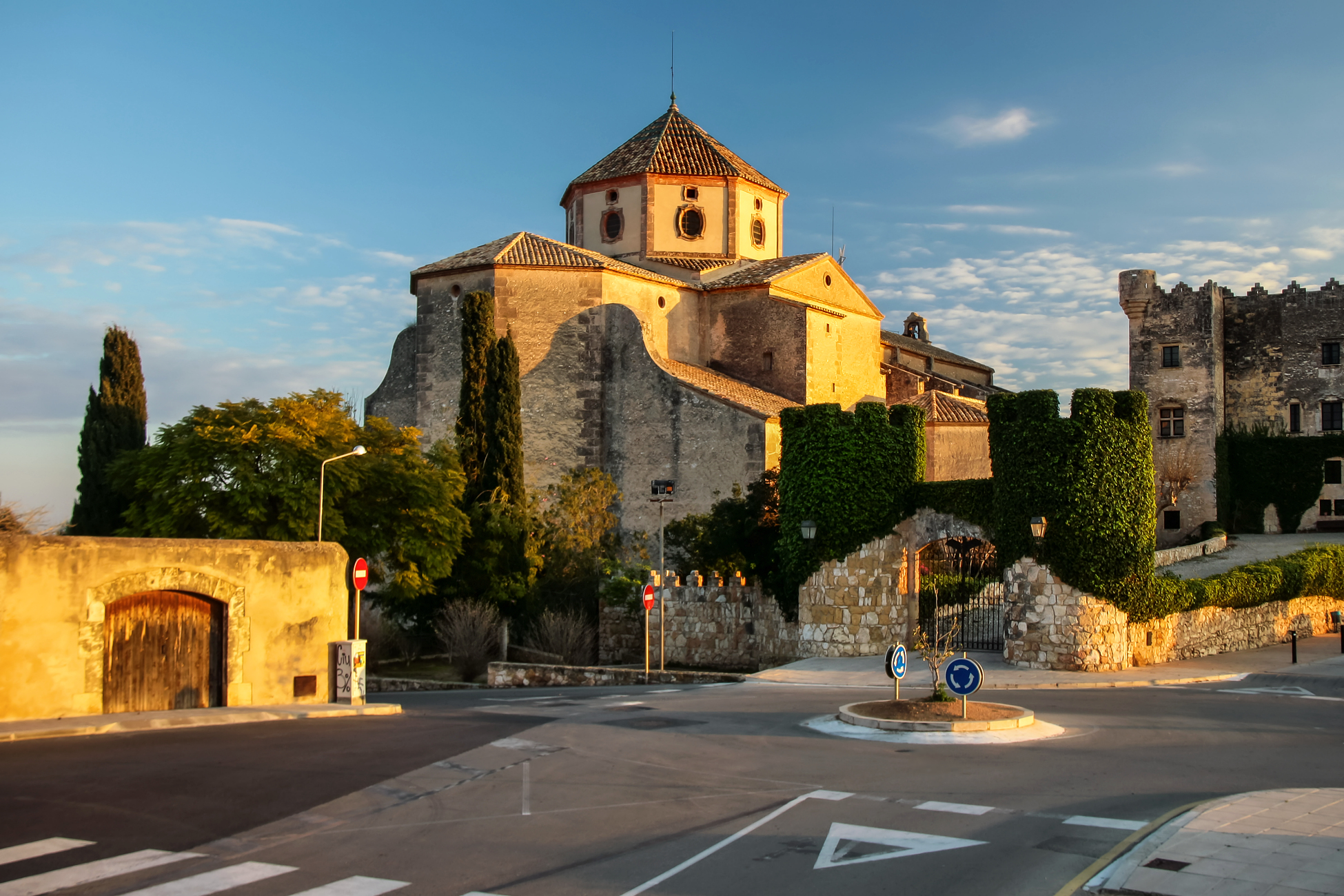 Es uno de los pueblos más bonitos de Tarragona, tiene un castillo, playas alucinantes y una curiosa villa romana