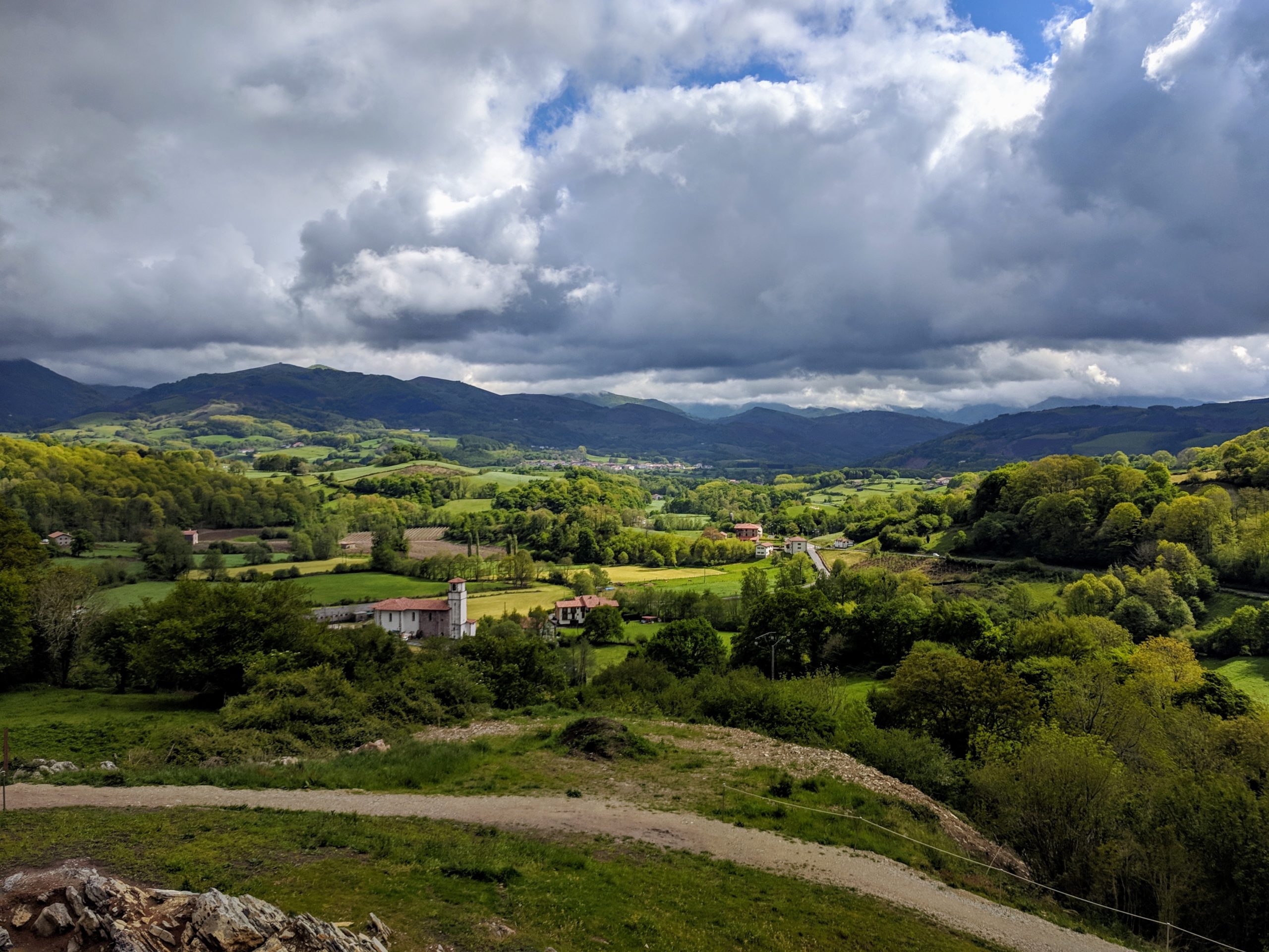 El bonito pueblo de 200 habitantes con casitas de cuento y una sola calle a 1 hora de Pamplona
