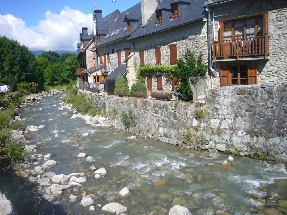 Arties-1000x750 - 3 tranquilos pueblos de montaña cerca de los Pirineos para una escapada rural