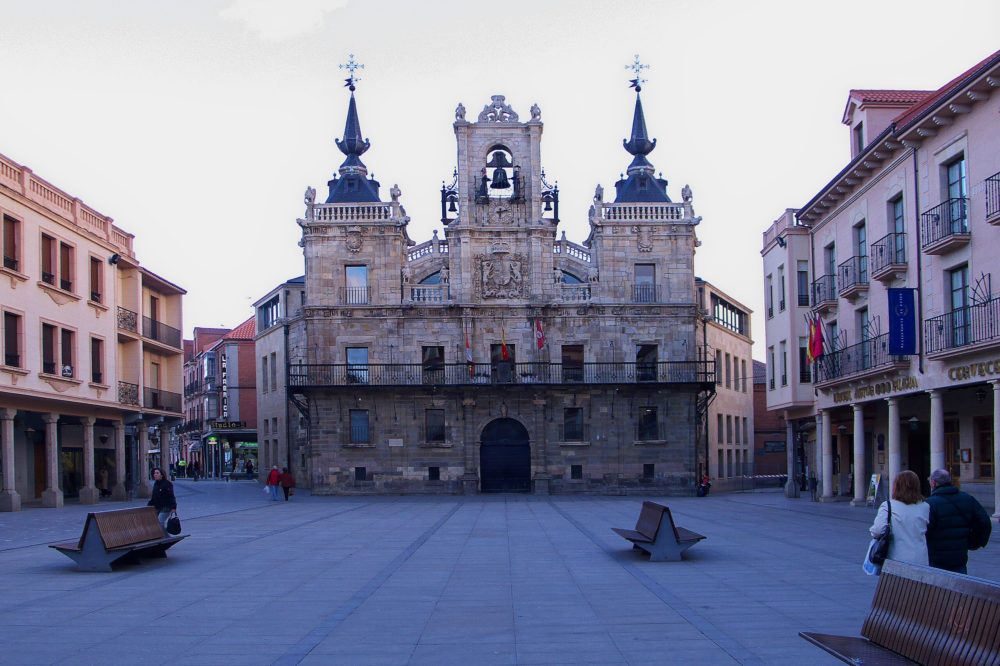 Astorga_Wikimedia_Commons_Jl-FilpoC-1000x666 - 3 hermosos pueblos para celebrar la Semana Santa en España