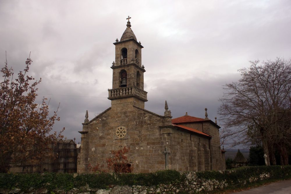 Avion_iglesia_wikimedia_commons_Bene_Riobo-1000x667 - El pueblo escondido de Galicia donde se juega al dominó y veranean magnates y millonarios del mundo