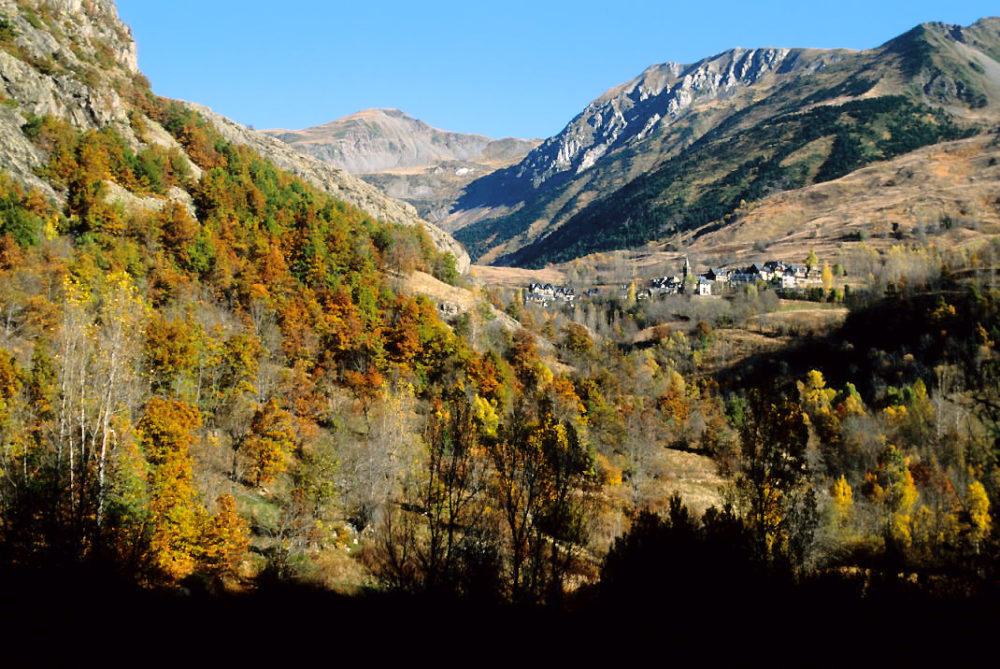 Bagergue-LBM1948-en-Wikimedia-Commons-1000x669 - El espectacular pueblito de montaña con hermosos paisajes y casitas llenas de flores que debes visitar