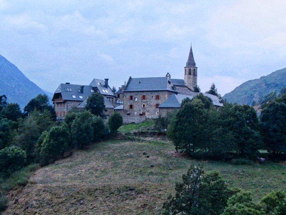 El espectacular pueblito de montaña con hermosos paisajes y casitas llenas de flores que debes visitar