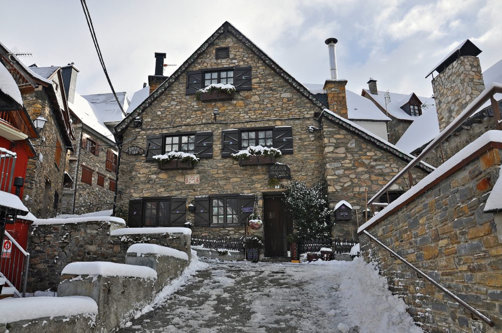 Bagergue-pueblito-1000x664 - El espectacular pueblito de montaña con hermosos paisajes y casitas llenas de flores que debes visitar