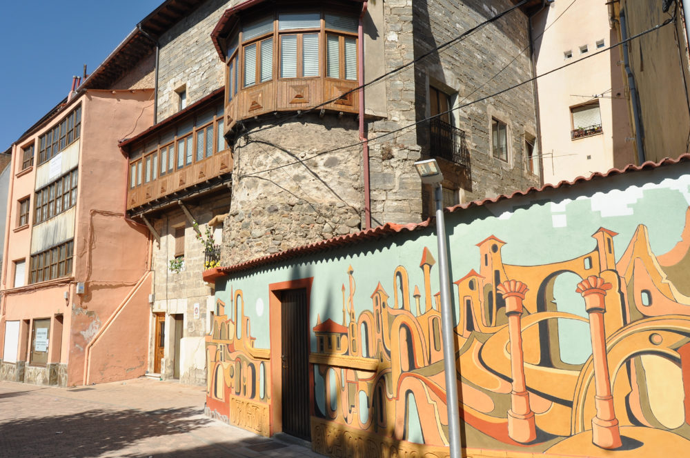 Belorado_Wikimedia_Commons_Luis-Rogelio-HM-1000x664 - El encantador pueblo de Burgos con bonitas callecitas y abundante naturaleza para hacer senderismo