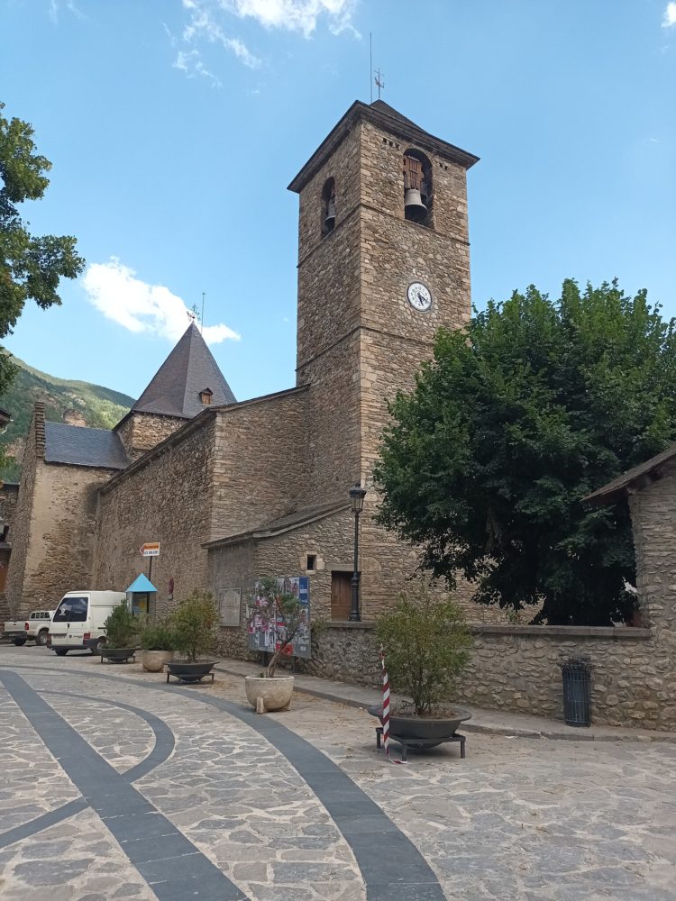 Benasque-Josefito123-en-Wikimedia-Commons-750x1000 - El pueblito de montaña a 2 horas de Huesca con paisajes repletos de nieve y casitas de piedra perfecto para los amantes del deporte