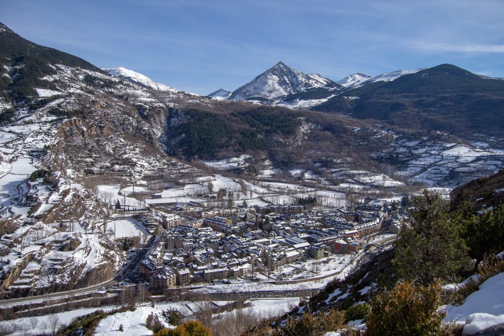 El pueblito de montaña a 2 horas de Huesca con paisajes repletos de nieve y casitas de piedra perfecto para los amantes del deporte