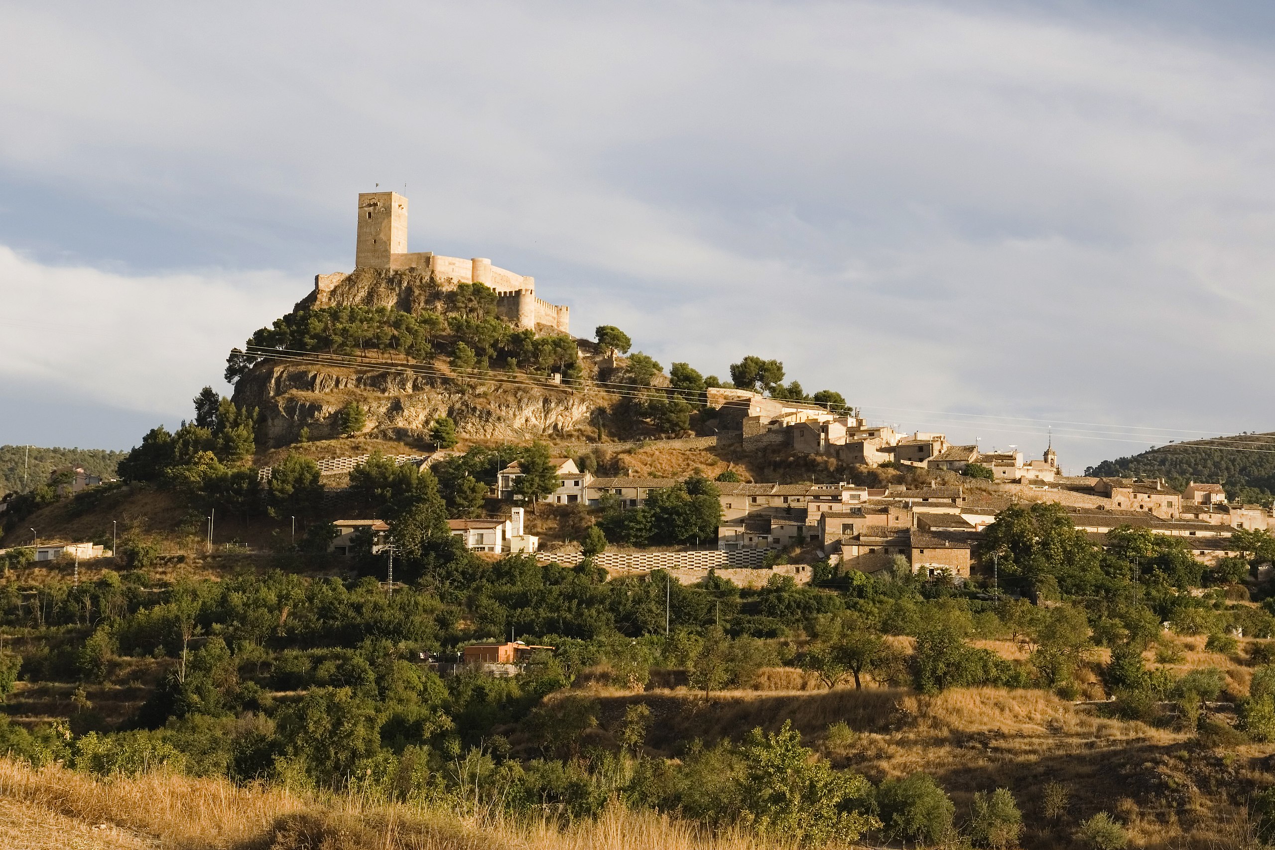 El pueblito escondido en Alicante con un impresionante castillo medieval y callecitas muy románticas