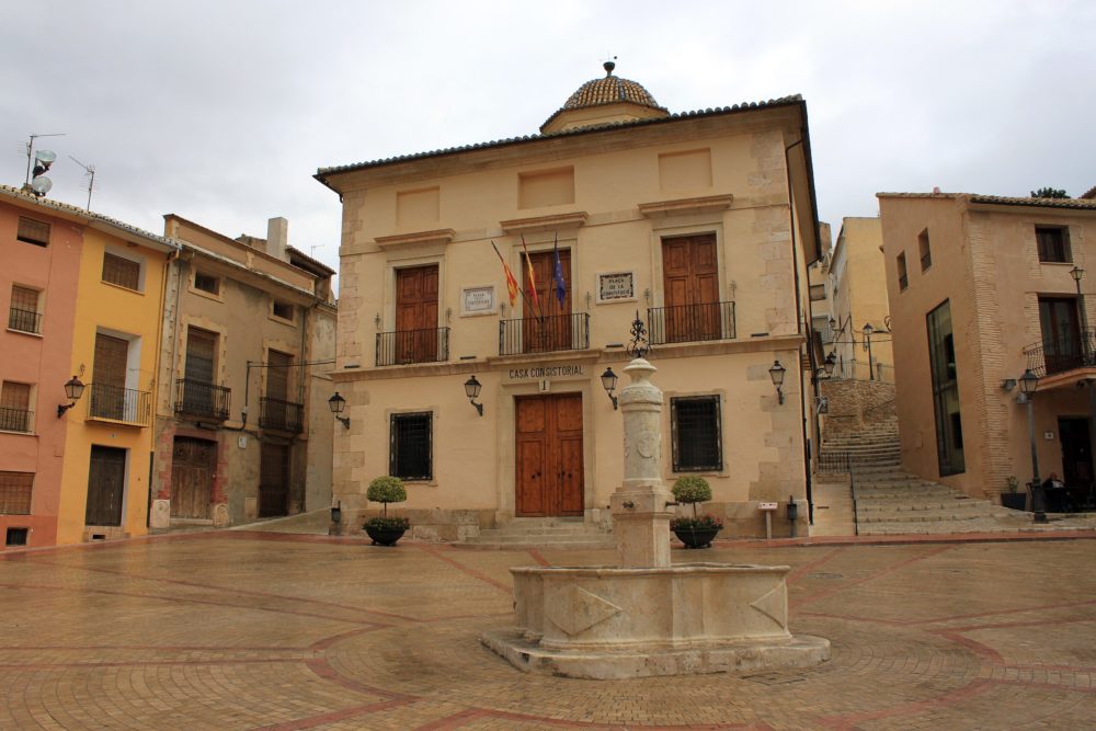 Biar_Wikimedia_Commons_Falconaumanni2-1000x667 - El pueblito escondido en Alicante con un impresionante castillo medieval y callecitas muy románticas