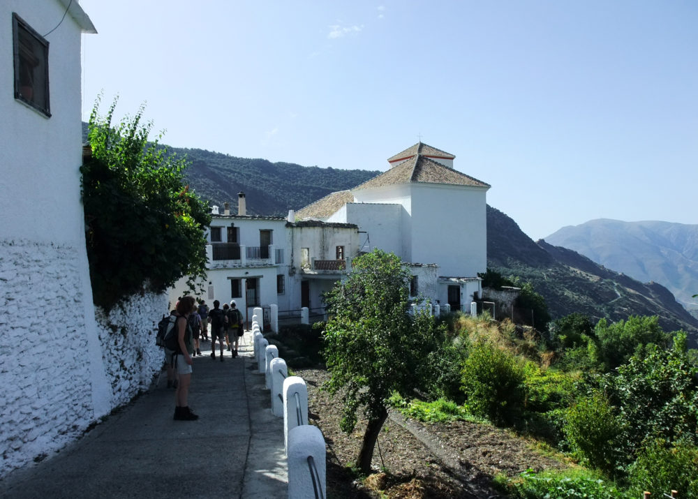 Bubion2-Nikater-en-Wikimedia-Commons-1000x715 - El pueblo blanco escondido que casi nadie conoce, tiene 300 habitantes y serenos paisajes