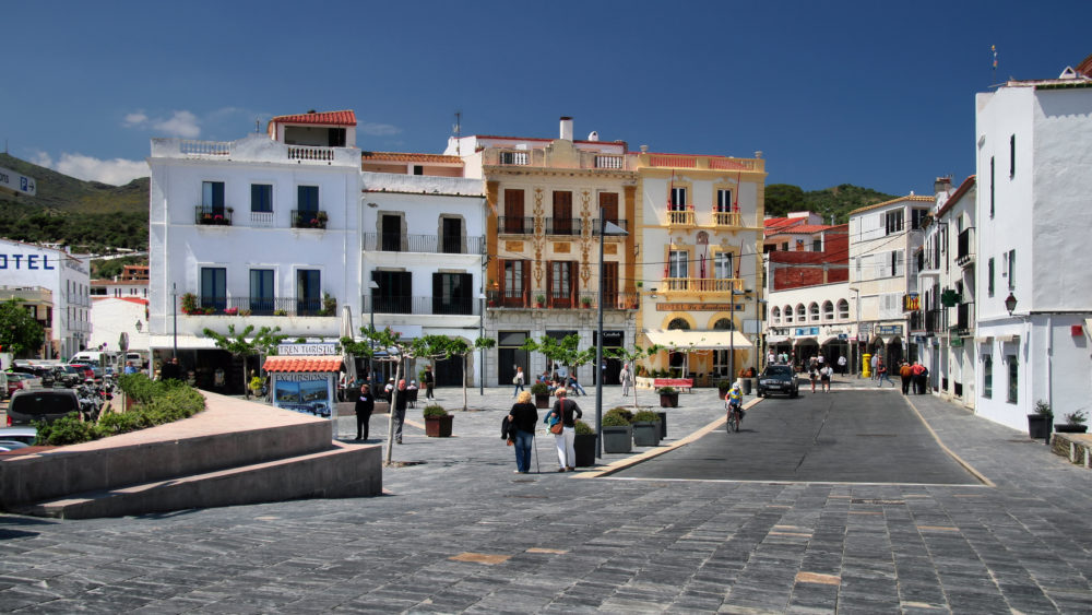 Cadaques_26642127863-1000x563 - 3 pueblos con encanto cerca de Girona para una escapada romántica