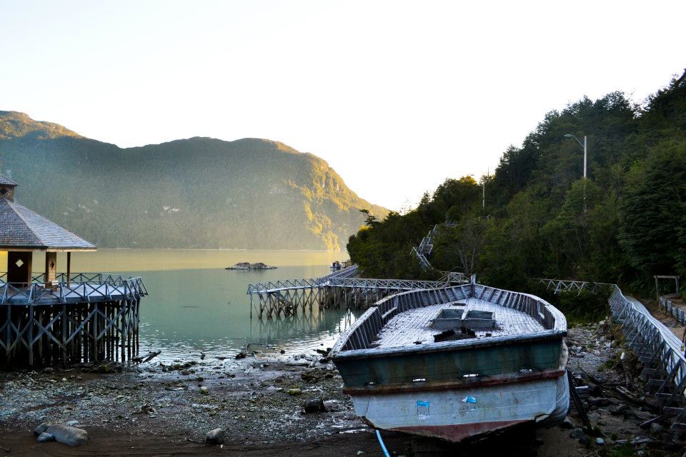 CaletaTortel-Julian-Moggia-en-Wikimedia-Commons - Cuáles son los 12 pueblos de Sudamérica que la Organización Mundial del turismo recomienda visitar