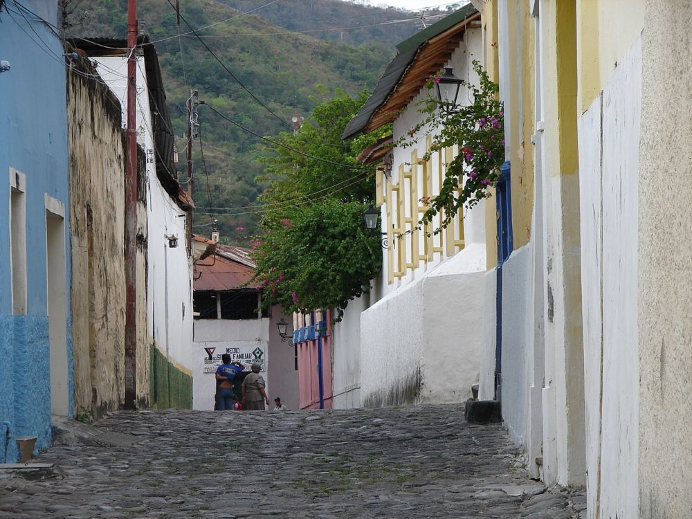 Calle_de_las_trampas_honda._Tolima-1000x750 - Está a 4 horas de Bogotá, tiene los más deliciosos pescados y es un Pueblo Patrimonio con preciosas callecitas