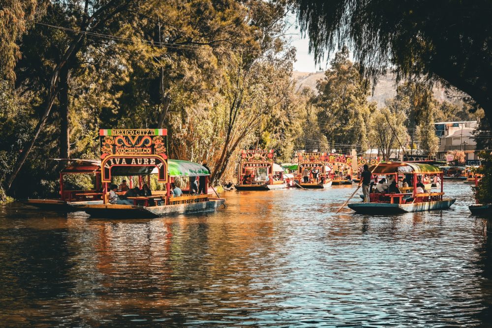 Canales_de_Xochimilco_wikimedia_commons_ProtoplasmaKid-1000x667 - Semana Santa 2024 en México: los mejores destinos de CDMX para visitar