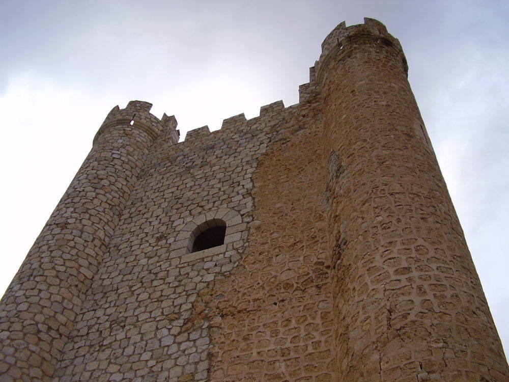 Castillo_de_Alcala_del_Jucar_Wikimedia_Commons_LUIS-ARACIL-1000x750 - El pintoresco pueblo de Albacete con un gran castillo, cuevas y bellos paisajes