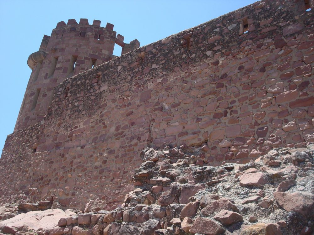 CastillodeVilafames-Luis-Rogelio-HM-en-Wikimedia-Commons-1000x750 - El increíble pueblo de Castellón con un castillo medieval y una impactante roca de 222 millones años de antigüedad