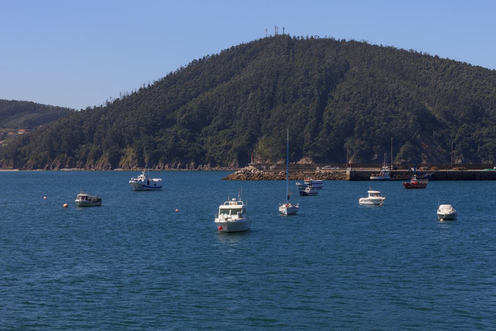 La pequeña villa marinera de Galicia con un templo situado en uno de los mayores acantilados de Europa