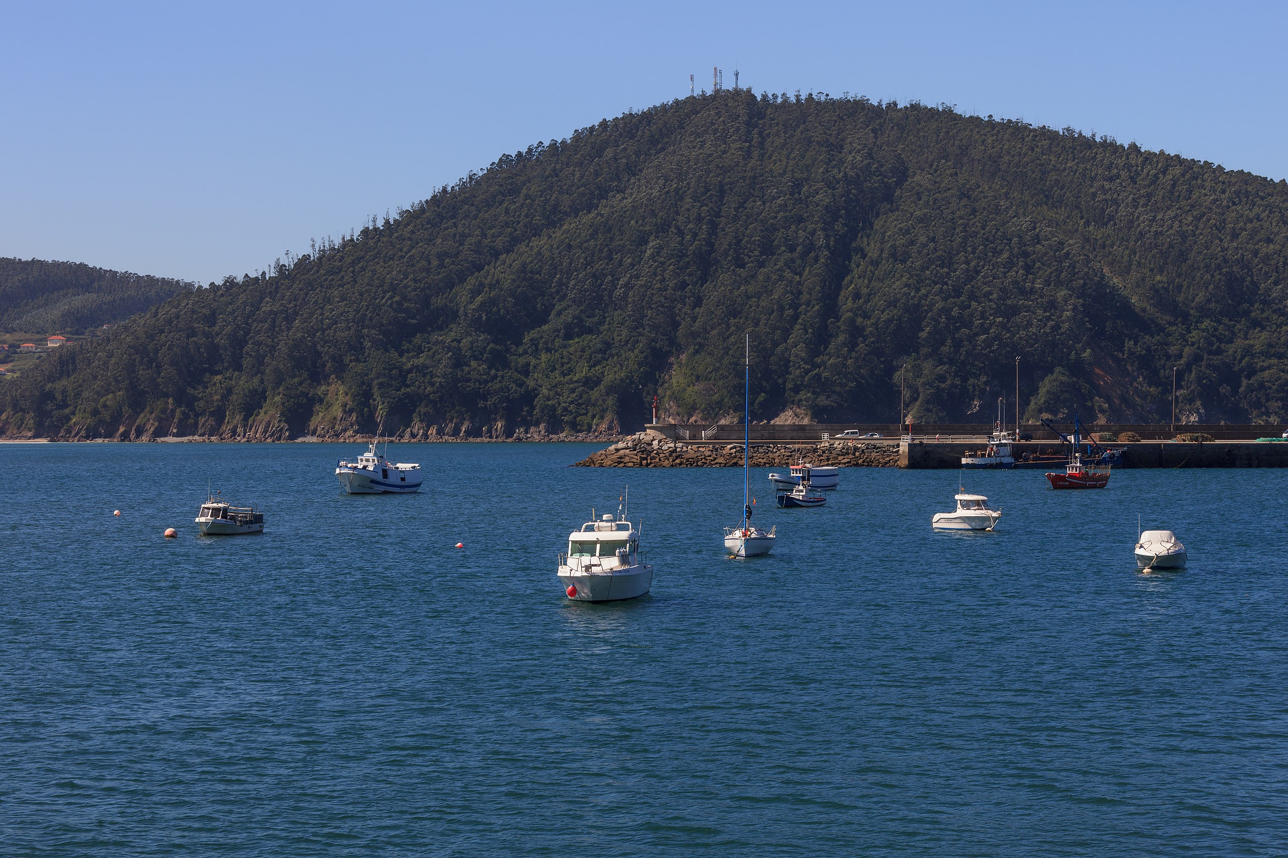 La pequeña villa marinera de Galicia con un templo situado en uno de los mayores acantilados de Europa