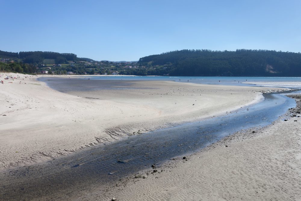 Cedeira._wikimedia_commons_Luis-Miguel-Bugallo-Sanchez2-1000x667 - La pequeña villa marinera de Galicia con un templo situado en uno de los mayores acantilados de Europa