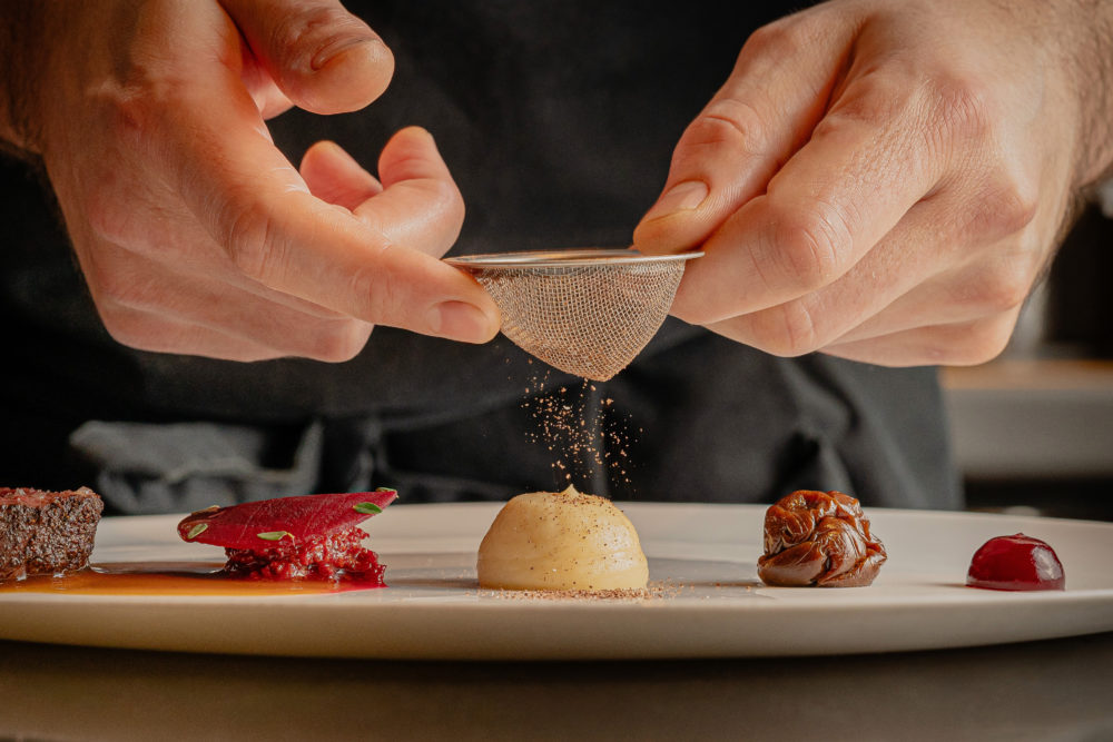 Ciervo-marinado-con-cafe-y-cacao-con-verduras-de-temporada-de-Puig-Bolets-1000x667 - España: 4 destinos gastronómicos para conocer en Semana Santa