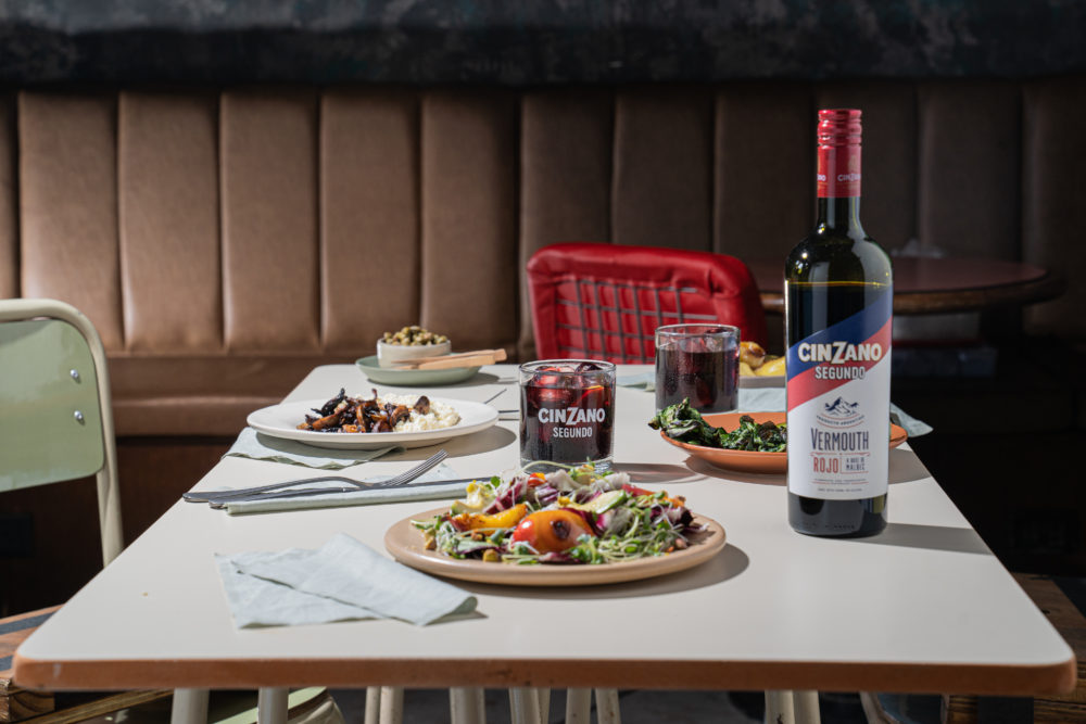 Cinzano_Mama-Hungara_Loli-Laboureau-2-1000x667 - Día Internacional del Vermut: te recomendamos 5 etiquetas