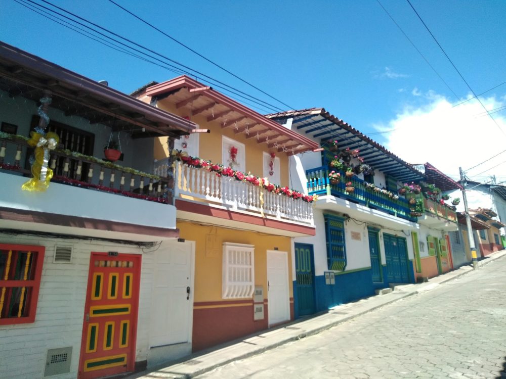 El pueblo con coloridas casitas, paisajes naturales hermosos y el café más delicioso a 3 horas de Medellín