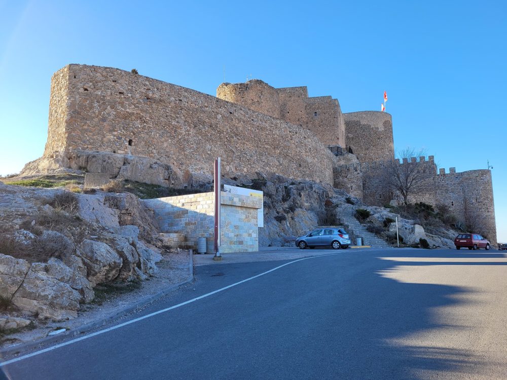 Consuegra-Albertocsc-en-Wikmedia-Commons-1000x750 - Tiene un castillo medieval intacto, molinos de viento y es un bonito pueblo a 90 minutos de Madrid