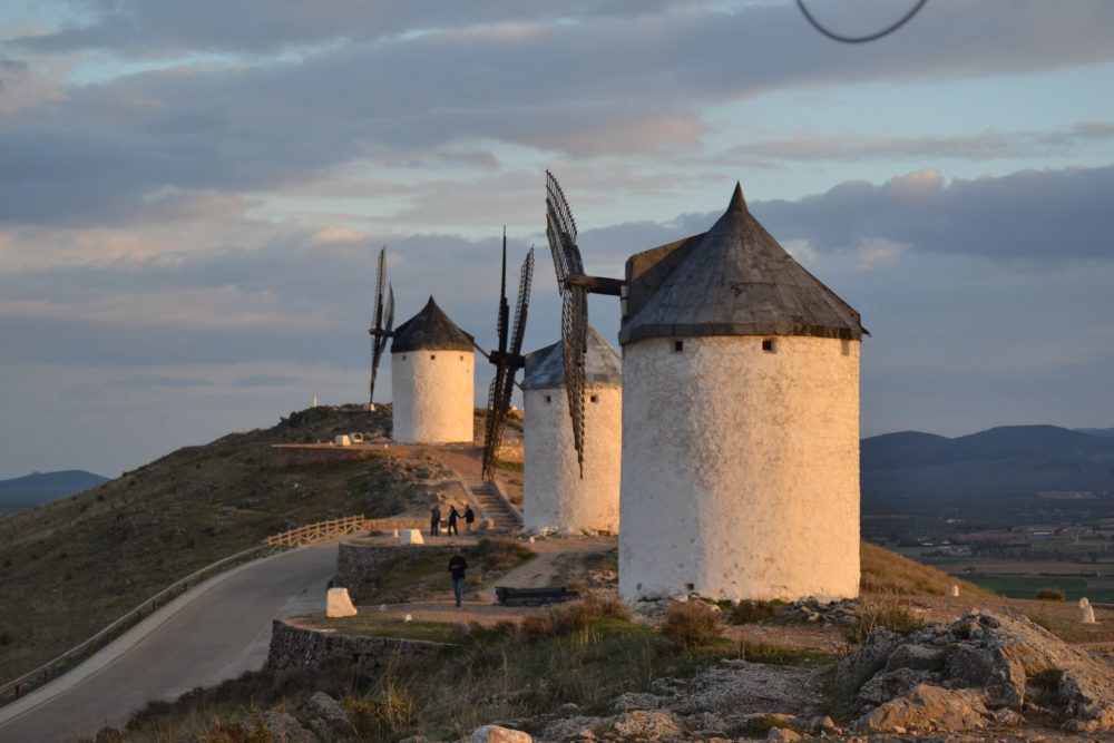 Consuegra-Feranza-en-Wikimedia-Commons-1000x667 - Tiene un castillo medieval intacto, molinos de viento y es un bonito pueblo a 90 minutos de Madrid
