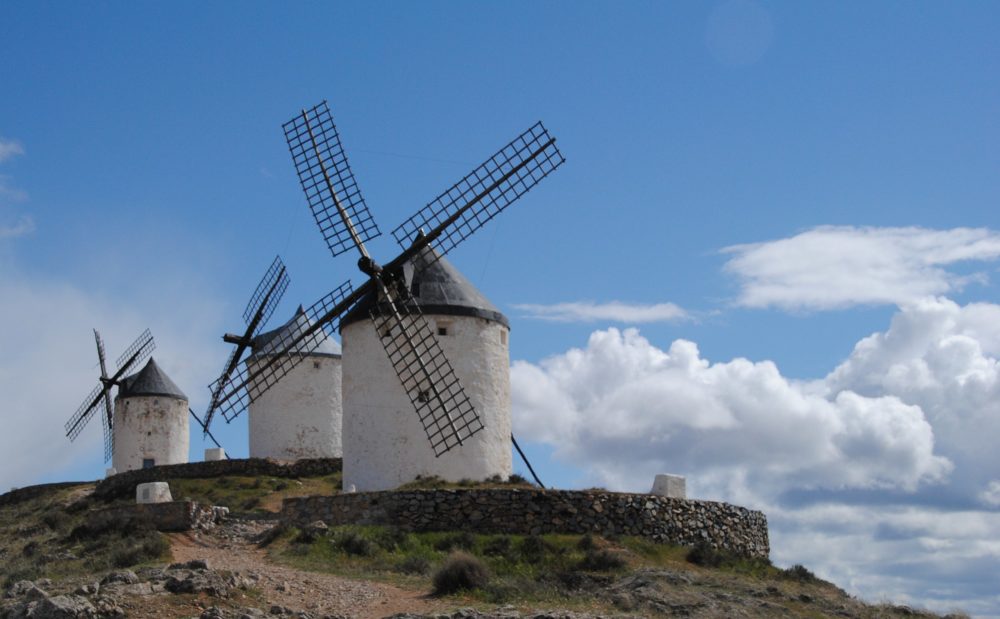 Tiene un castillo medieval intacto, molinos de viento y es un bonito pueblo a 90 minutos de Madrid