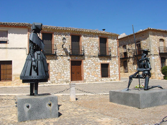 El-Toboso-Lourdes-Cardenal-en-Wikimedia-Commons - 3 hermosos pueblos de la Ruta del Quijote para una escapada literaria