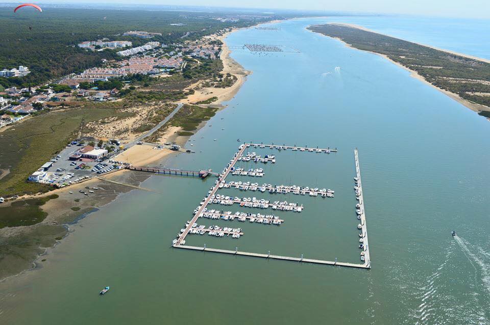 ElRompido-Ddfcalderon-en-Wikimedia-Commons - El pueblito que casi nadie visita en Huelva y tiene playas vírgenes, casitas blancas y un faro con vistas espectaculares