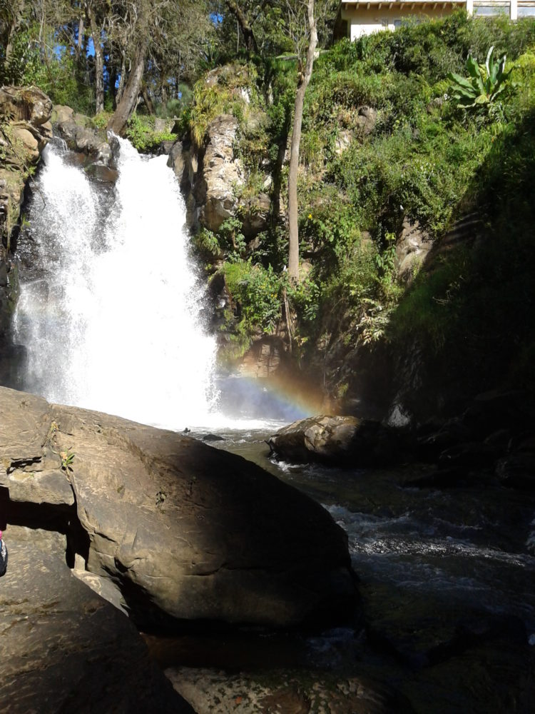 ElSalto-Carlos-Alejandro-C.R-en-Wikimedia-Commons-750x1000 - Está a 2 horas de Colima y es un Pueblo Mágico perfecto para hacer deportes extremos y disfrutar de la naturaleza con la familia