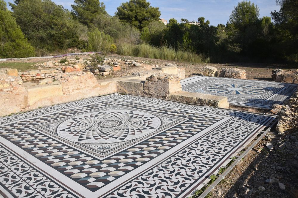 ElsMunts-Following-Hadrian-en-Wikimedia-Commons-1000x667 - Es uno de los pueblos más bonitos de Tarragona, tiene un castillo, playas alucinantes y una curiosa villa romana