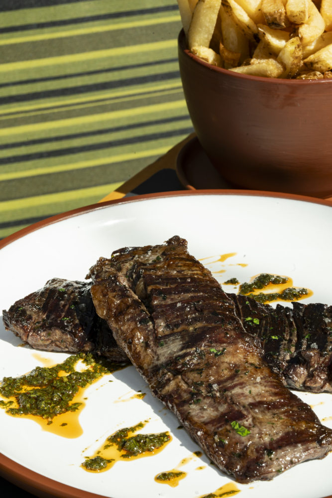 Entrana-tiernizada-con-papas-fristas-2-667x1000 - Estos restaurantes de hotel en Recoleta bien valen una visita (o más)