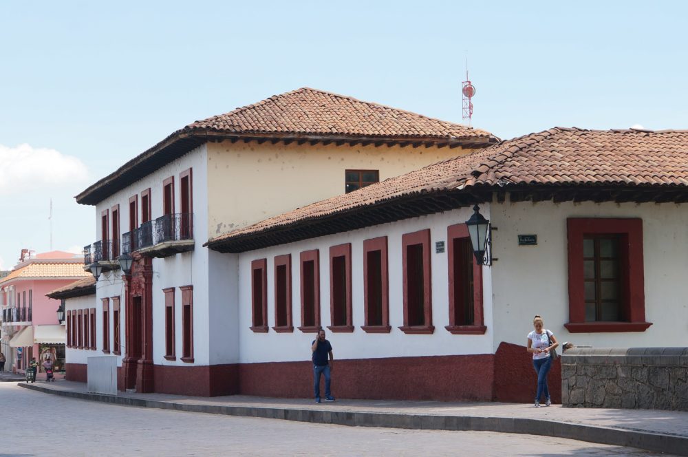 Escuela_Primaria_Francisco_I._Madero_en_Jiquilpan_Michoacan-1000x664 - Está a 2 horas de Guadalajara, tiene hermosos parques y es un Pueblo Mágico con la más deliciosa gastronomía