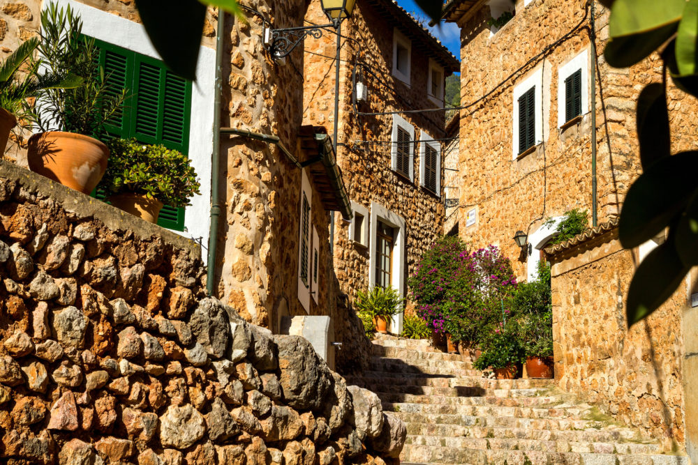 Fornalutx_wikimedia_commons_Sonke-Biehl-1000x667 - Este pueblito de Islas Baleares es considerado de los más bonitos de España por un peculiar motivo