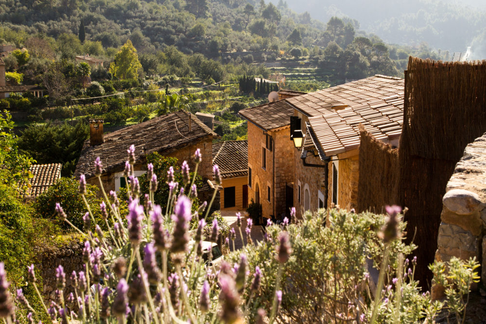 Fornalutx_wikimedia_commons_Sonke-Biehl2-1000x667 - Este pueblito de Islas Baleares es considerado de los más bonitos de España por un peculiar motivo