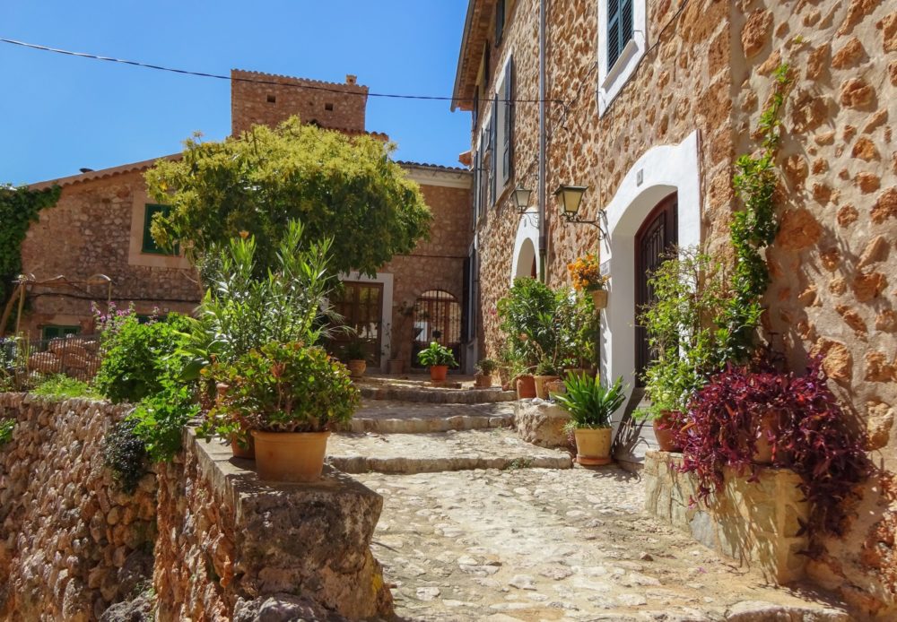 Este pueblito de Islas Baleares es considerado de los más bonitos de España por un peculiar motivo