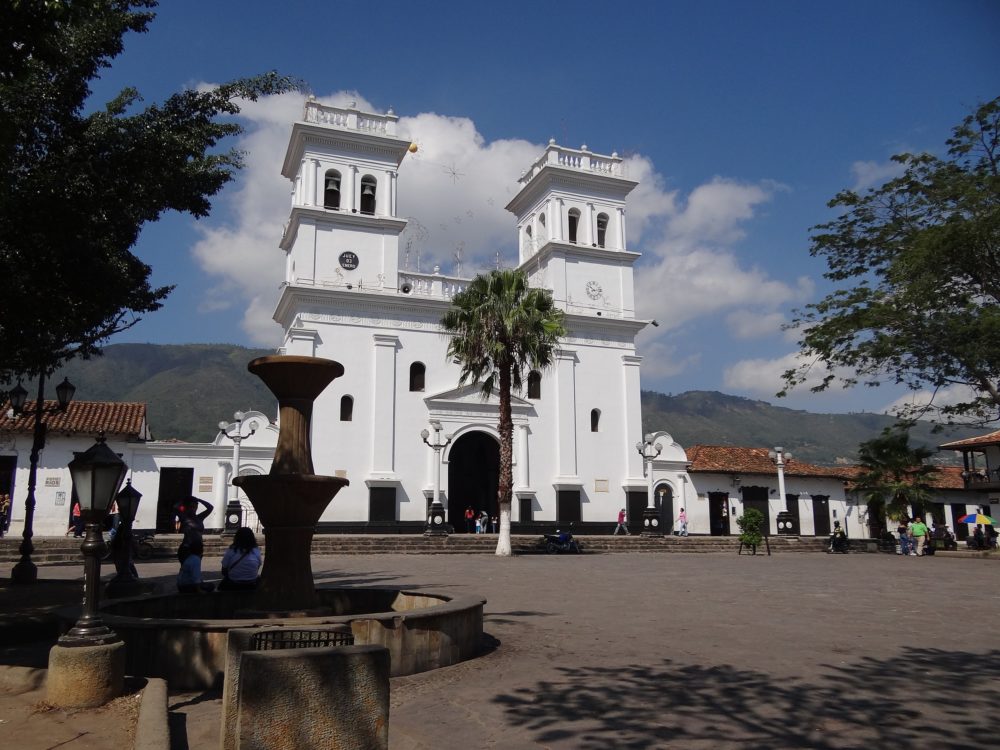 Giron-Kamilokardona-en-Wikimedia-Commons-1000x750 - El hermoso Pueblo Patrimonio a 20 minutos de Bucaramanga con callecitas empedradas y preciosas casas blancas coloniales