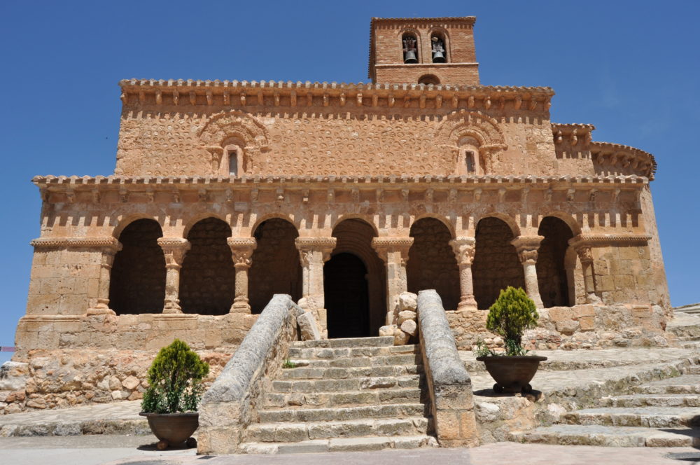 Iglesia_de_San_Miguel_San_Esteban_de_Gormaz-frente-1000x664 - El pueblito que casi nadie visita en Soria y tiene un monasterio, un castillo divino y paisajes de ensueño