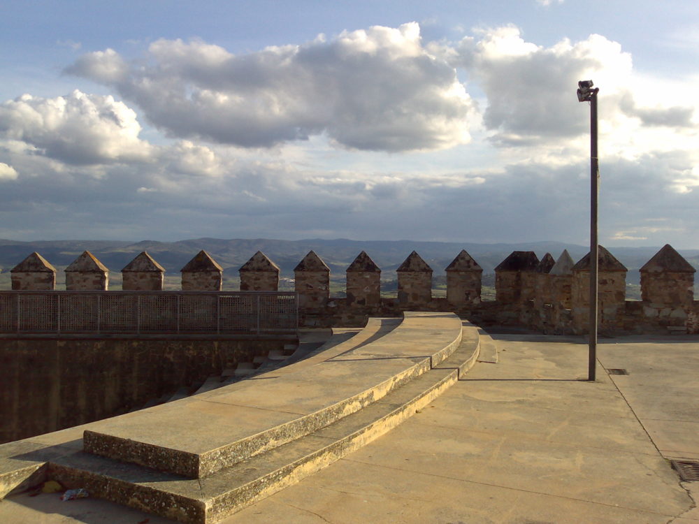 Está en Badajoz y es un pueblo con un gran castillo, preciosos paisajes y mucha historia