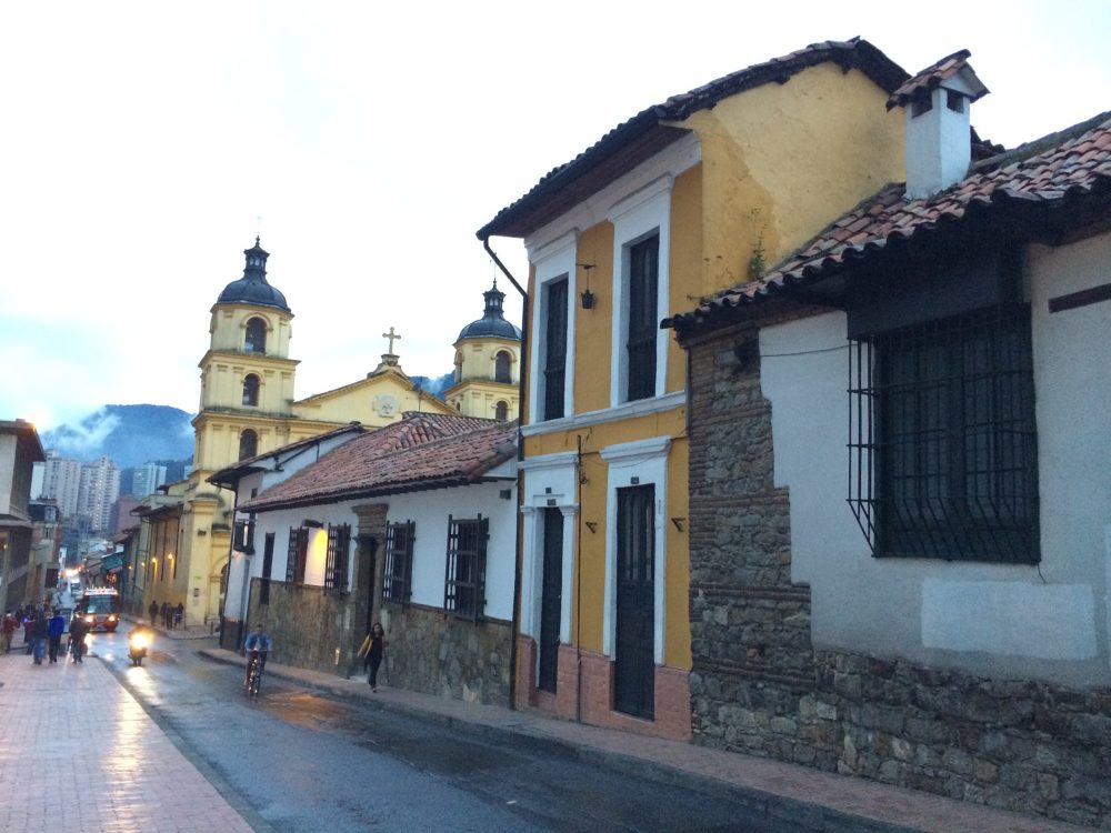 La_Candelaria_Bogota_wikimedia_commons_Jimmy_Gomez_-N-1000x750 - Semana Santa 2024 en Colombia: los mejores lugares de Bogotá para visitar