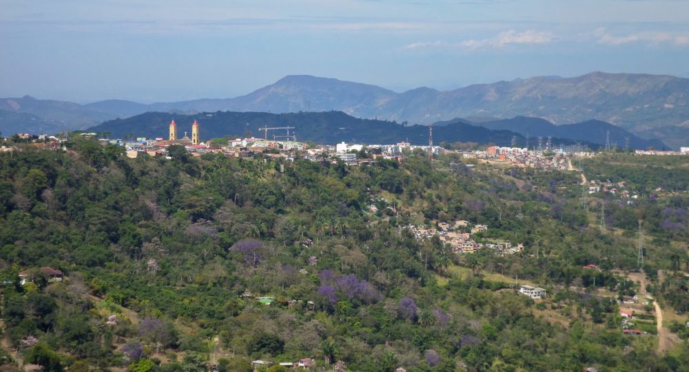 El bello pueblo con una impresionante cascada que es un tesoro natural de Colombia